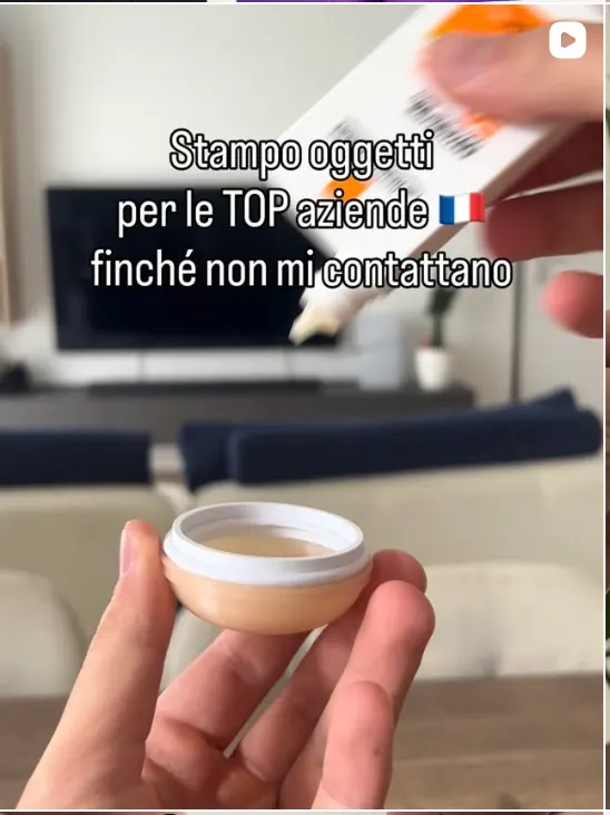 Un mini portacrema solare sensibile ai raggi UV.